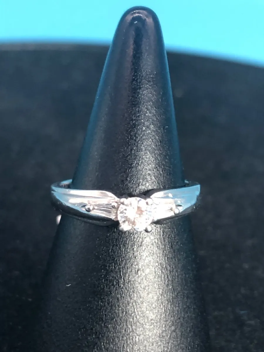 Ring 5.9 Grams Platinum Diamond 3 Diamonds