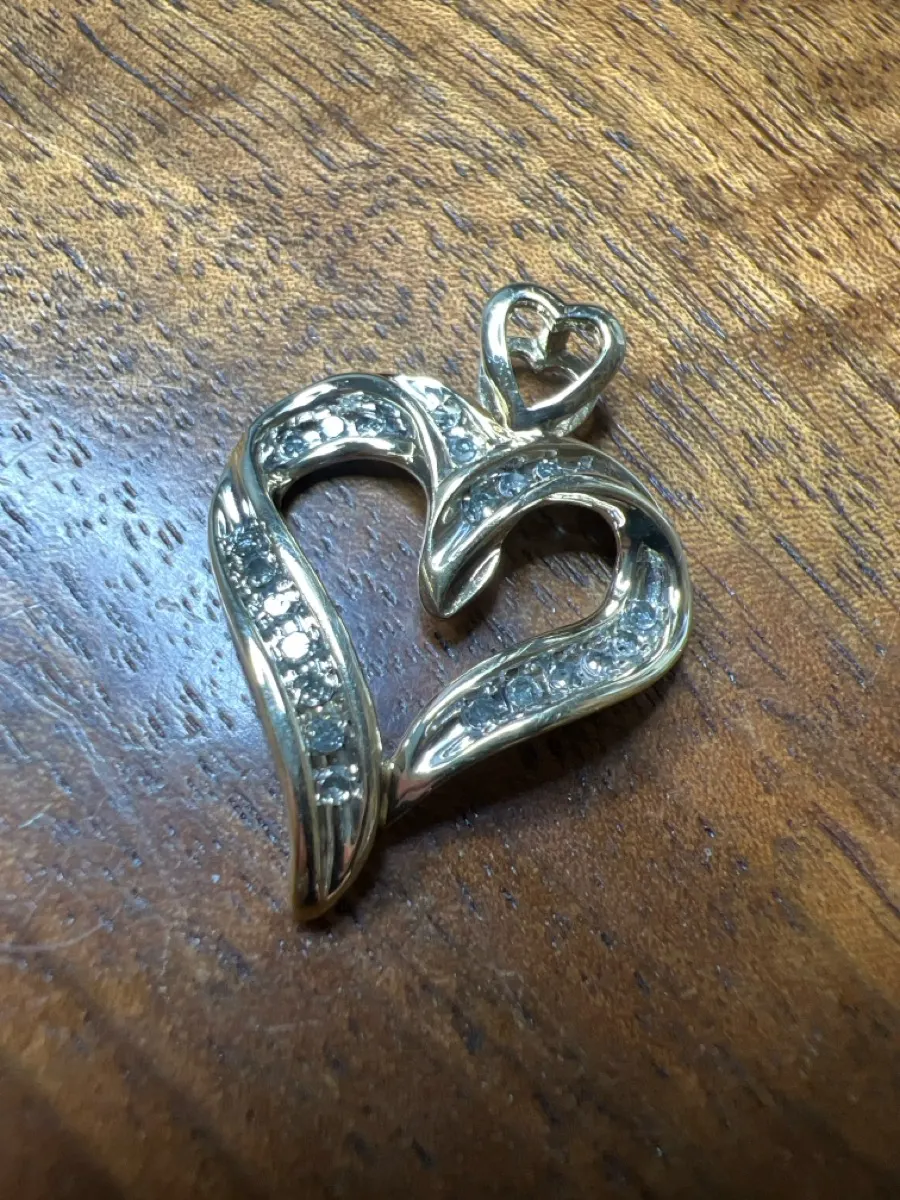 Pendant 24 Diamonds .24 Carat T.W. 10K Yellow Gold