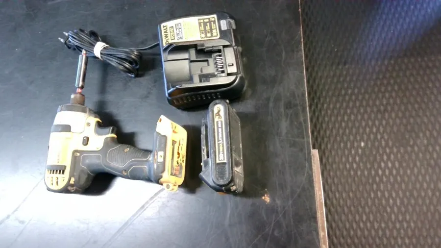 DeWalt DCF885 20V Impact Driver with Battery & Charger
