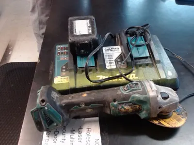 Makita Grinder Model XAG04 with 18V 3.0AH Battery & Dual Charger Used
