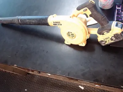 DeWalt 20V DCE100 Leaf Blower with 5Ah XR Battery