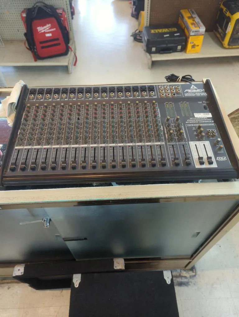 Peavey Unity Series 2002-16 RQ 16-Channel Mixer
