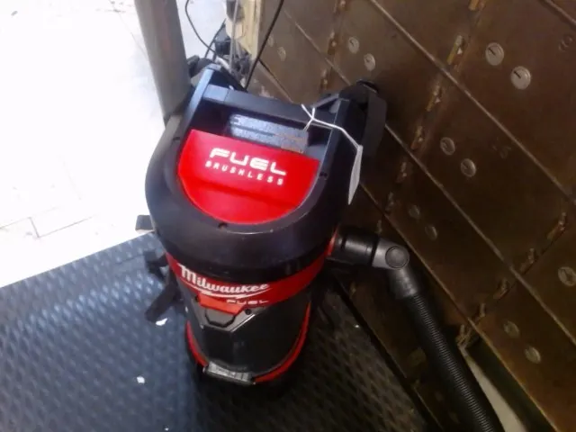 Milwaukee Tools 0885-20 Vacuum Cleaner