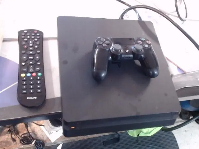 Sony PS4 - System - CUH-2215B - 1TB