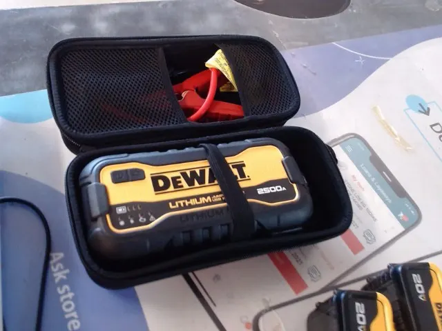 DeWalt DXAELJ25 2500A Lithium Jump Starter